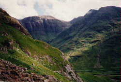 Der Glencoe - Schauplatz des gleichnahmigen Massakers. Im Morgengrauen des 26.2.1692 rechneten Soldaten des Campbell-Clans mit den verhaßten McDonalds ab und richteten unter den noch Schlafenden ein wahres Blutbad an.