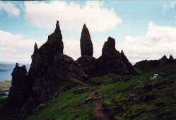 The Old Man of Storr, ein 50 m hoher Felsobelisk auf der Inselzunge Trotternish, Isle of Skye. Nach der Legende suchte einst ein altes Ehepaar in den Bergen nach einer verlorengegangenen Kuh. Bei ihrer Suche trafen sie auf eine Schaar Riesen. Das Ehepaar floh, sah sich aber auf der Flucht nach den Riesen um. Das war ein Fehler - beide versteinerten sofort. Die Frau fiel im Laufe der Zeit um, aber der Mann steht noch immer - der alte Mann vom Storr.