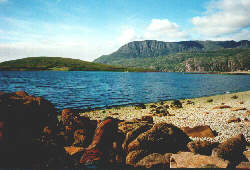 Ardmair Beach. Hier sollen oft Halbedelsteine angeschwemmt werden.