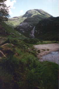 Steall Falls, ein 40 m hoher Wasserfall am Ende des Glen Nevis